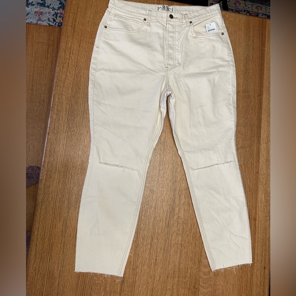 We The Free People NWT CRVY ivory raw hem cropped button fly denim size 33, 17”